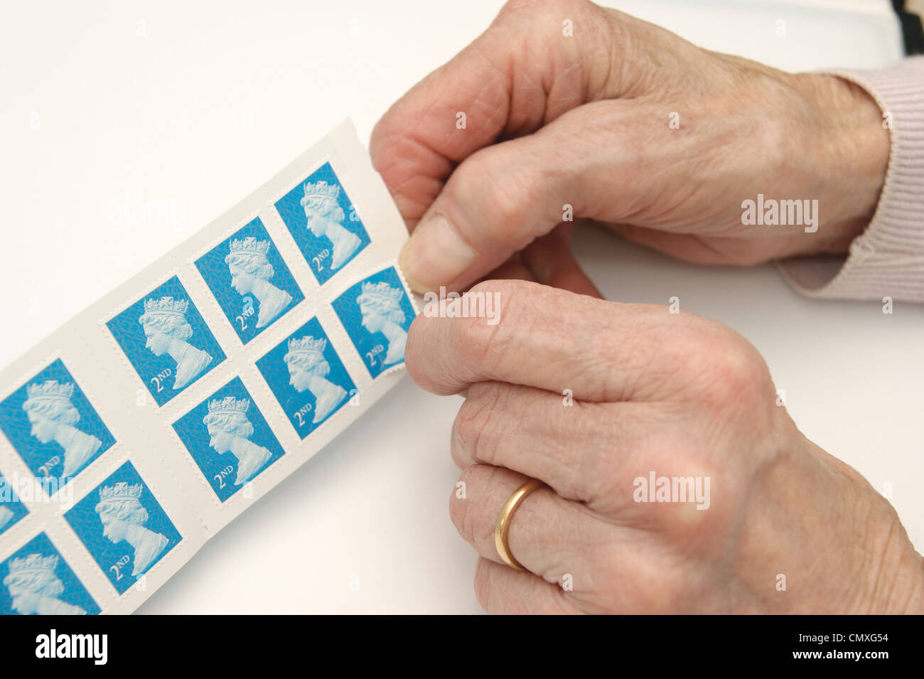 Vieille Femme tenant un livre de 2e 2e classe stamps Banque D'Images