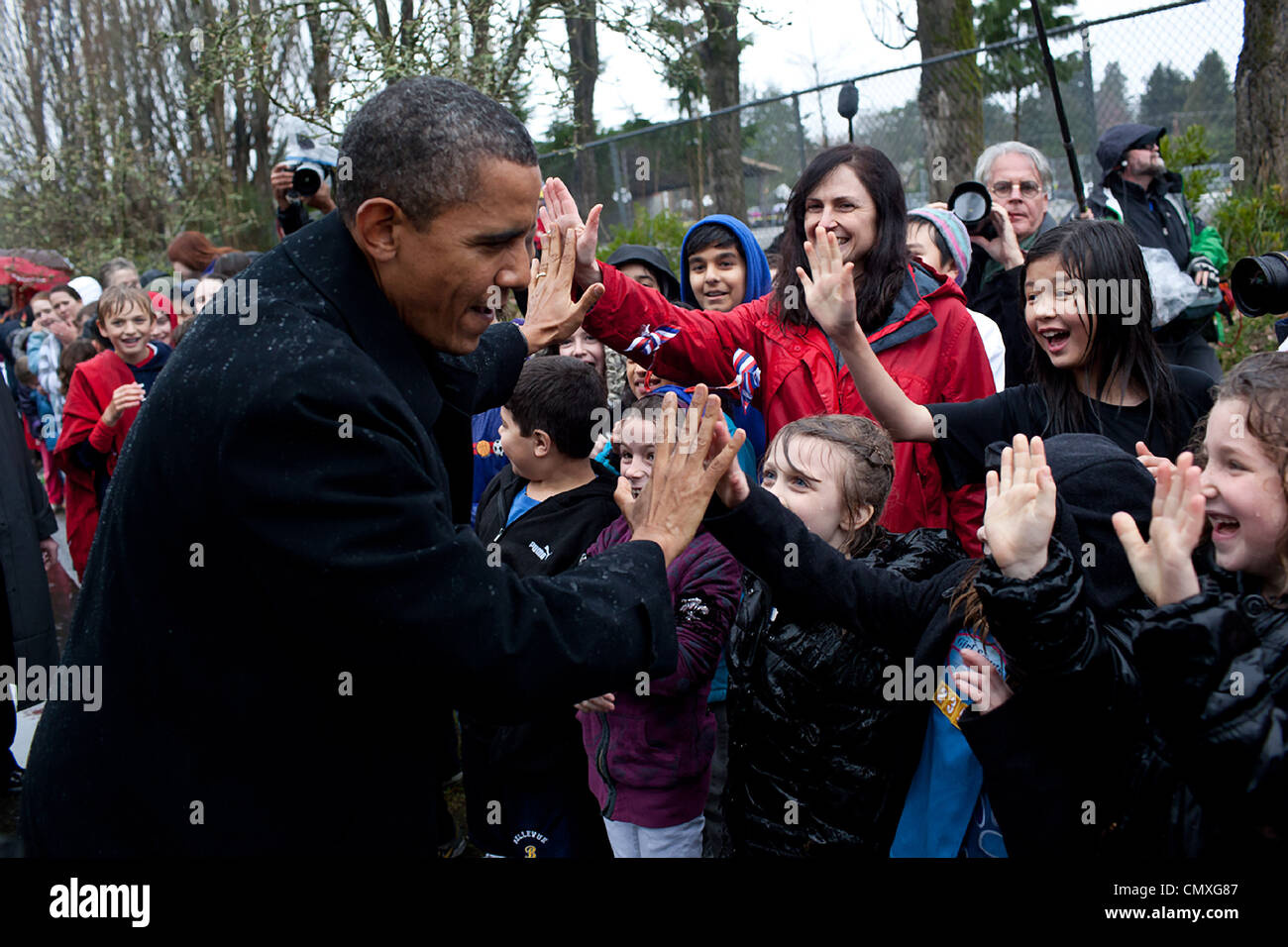 Le président Barak Obama salue des étudiants de l'école élémentaire de Medina, 17 février 2012 à Médine, WA. Banque D'Images