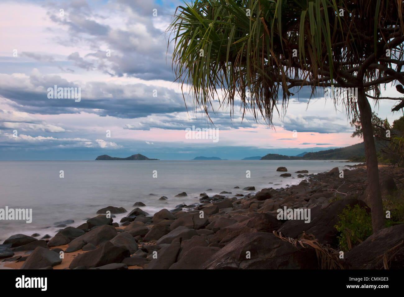 Crépuscule sur la mer de Corail près de Ellis Beach, Cairns, Queensland, Australie Banque D'Images