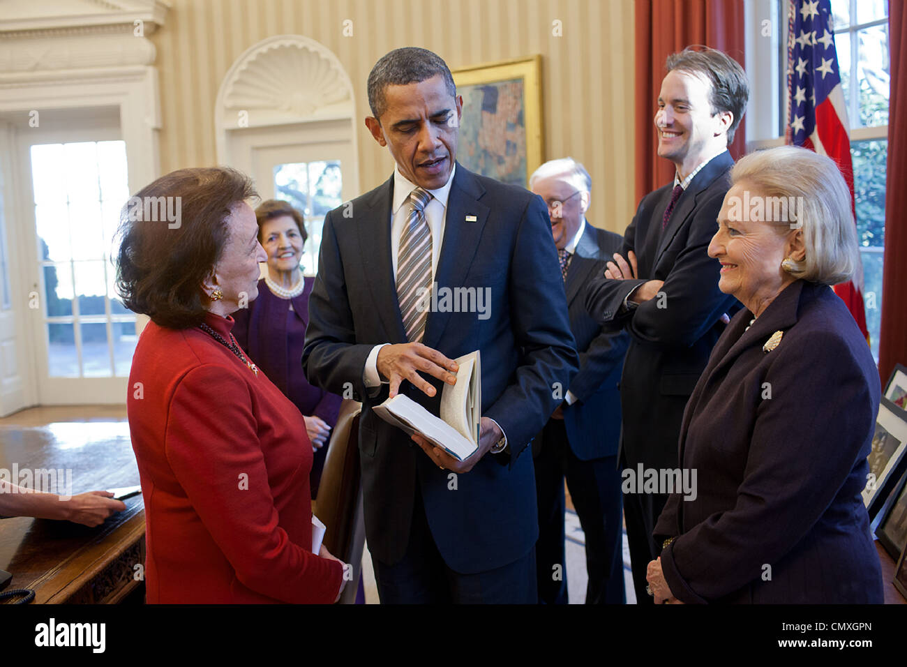 Le président Barack Obama rencontre avec l'ancien chef du protocole Selwa 'Lucky' Roosevelt, à gauche, et les clients dans le bureau ovale le 27 février 2012 à Washington, DC. Le Président a signé un décret présidentiel en l'honneur de féliciter le gouvernement de Roosevelt service. Banque D'Images