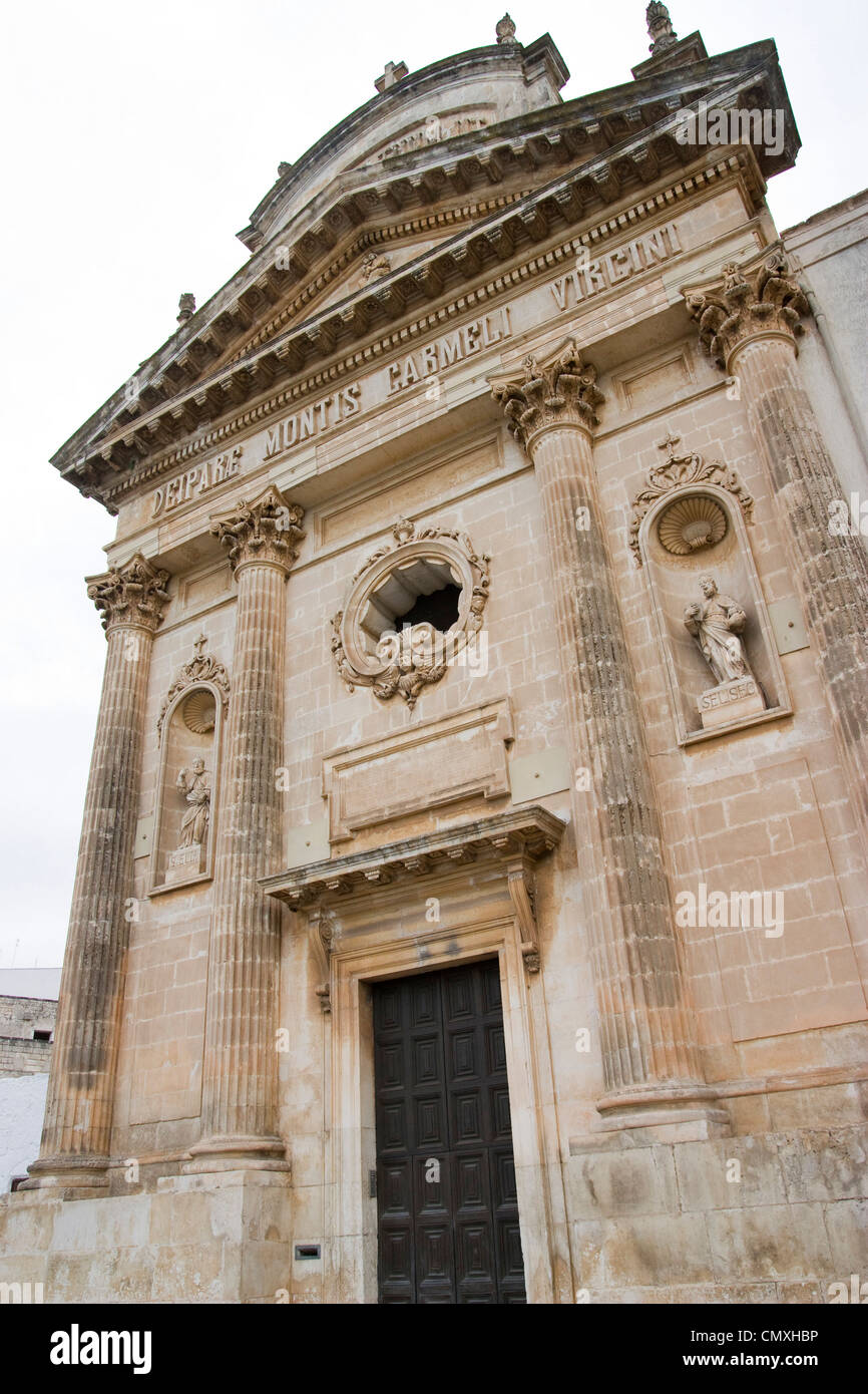 Belle architecture de l'église à Ostuni ville du sud de l'italie Banque D'Images