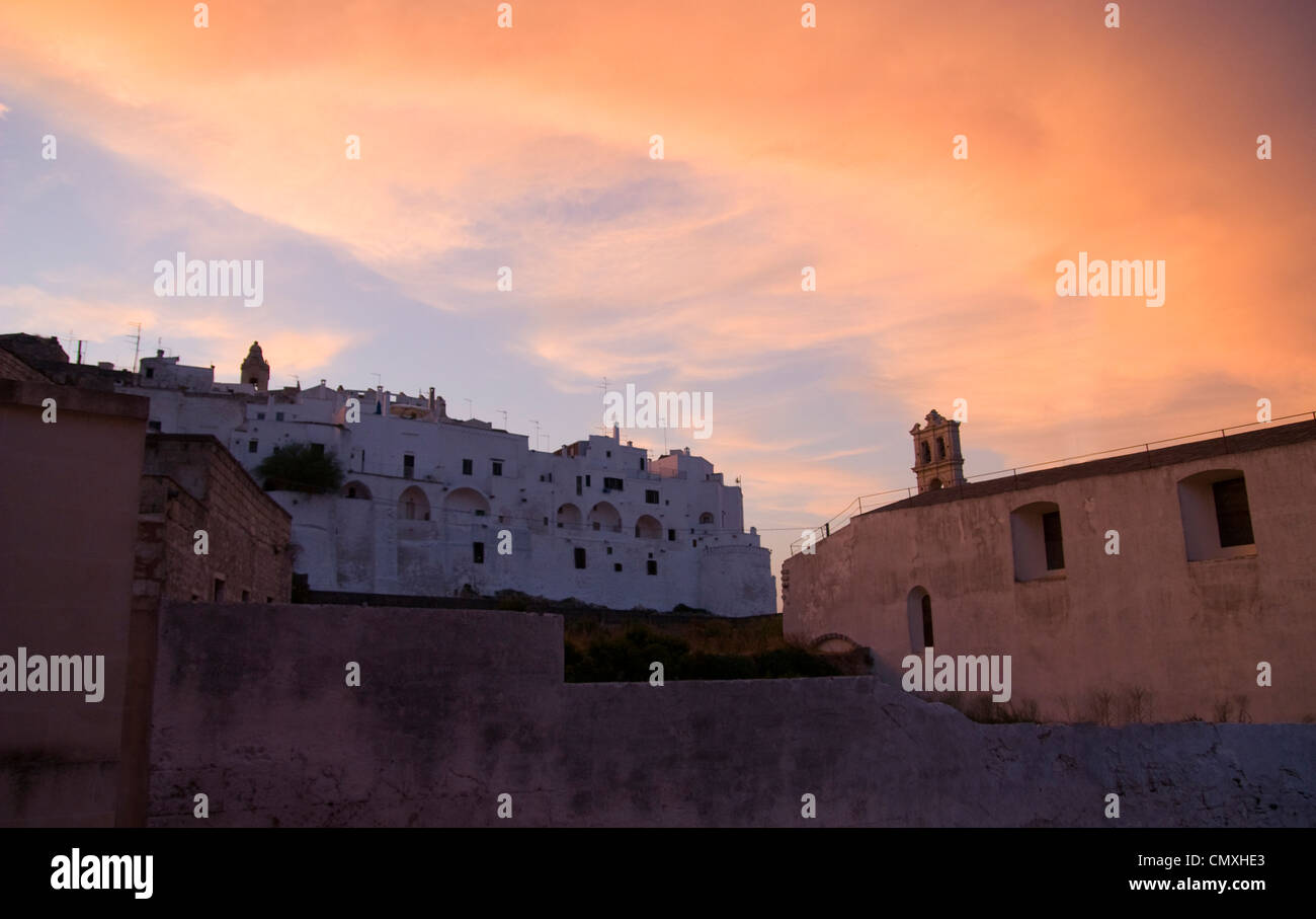 Silhouette église magique au coucher du soleil dans le sud de l'Italie Banque D'Images