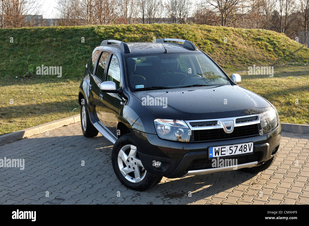 Dacia Duster - MA 2010 - véhicule utilitaire sport roumain populaire segment (H) - le parking gratuit Banque D'Images
