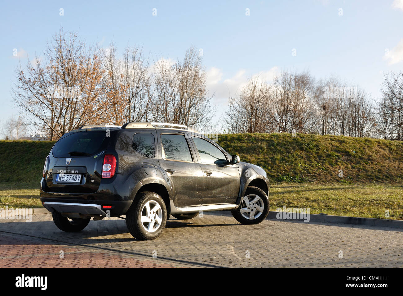 Dacia Duster - MA 2010 - véhicule utilitaire sport roumain populaire segment (H) - le parking gratuit Banque D'Images