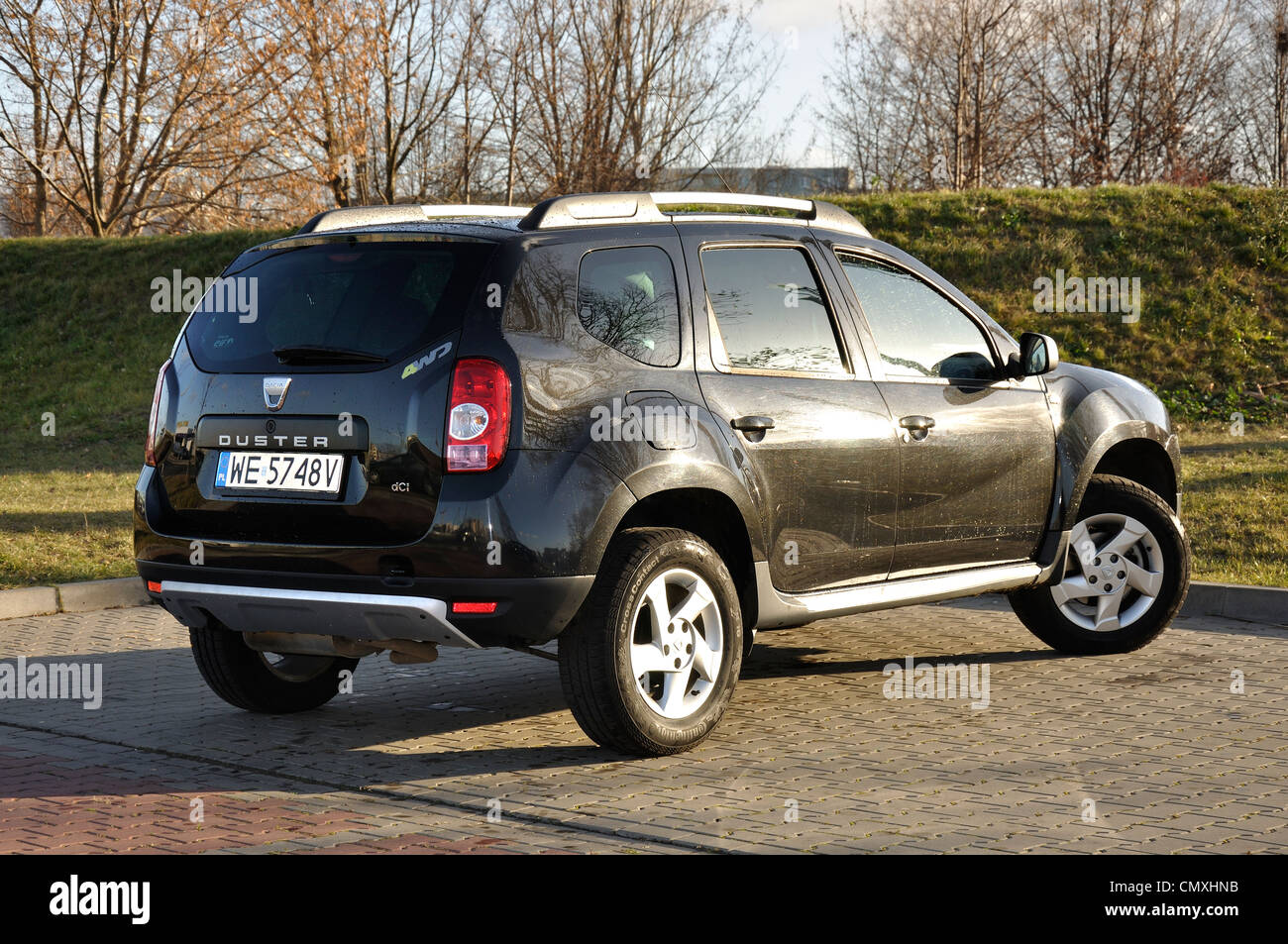 Dacia Duster - MA 2010 - véhicule utilitaire sport roumain populaire segment (H) - le parking gratuit Banque D'Images