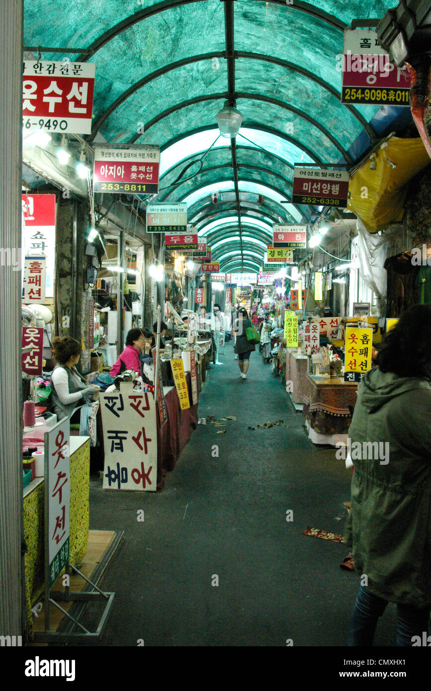 Couturières dans Seomun Marché en Daegu, Corée du Sud. Banque D'Images