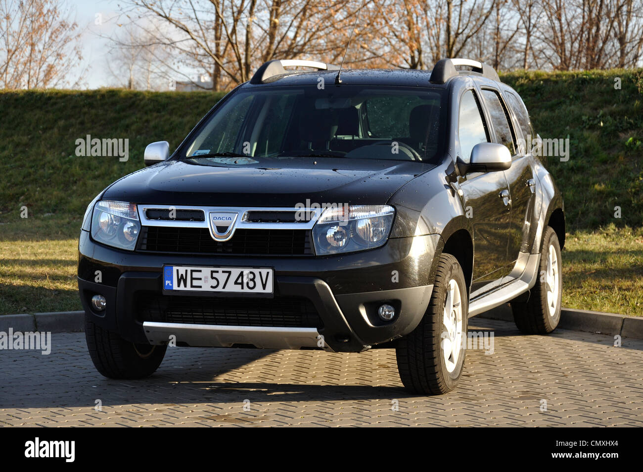 Dacia Duster - MA 2010 - véhicule utilitaire sport roumain populaire segment (H) - le parking gratuit Banque D'Images