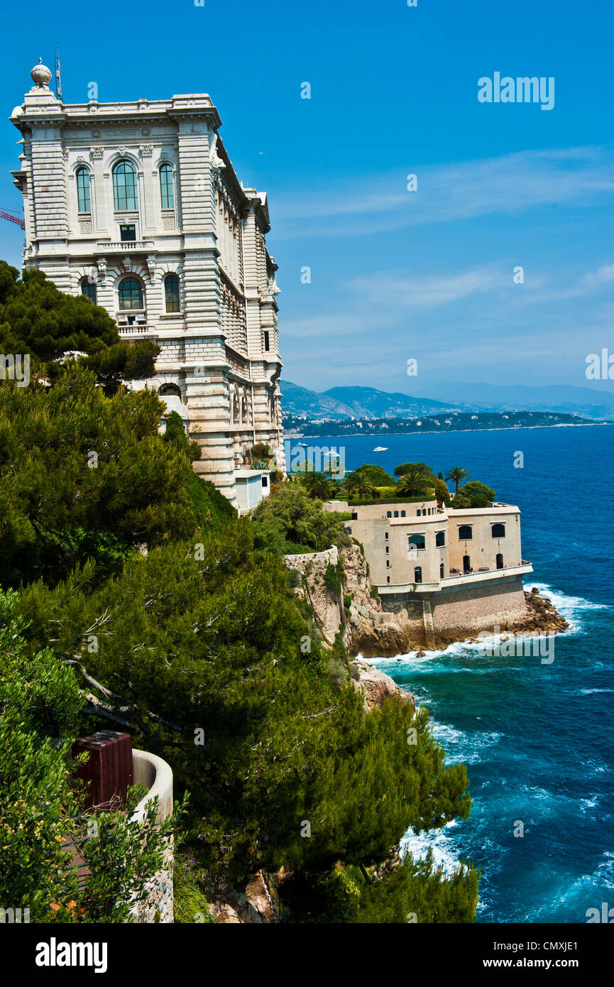 La mer Méditerranée entourant l'Institut Océanographique de Monaco. Banque D'Images