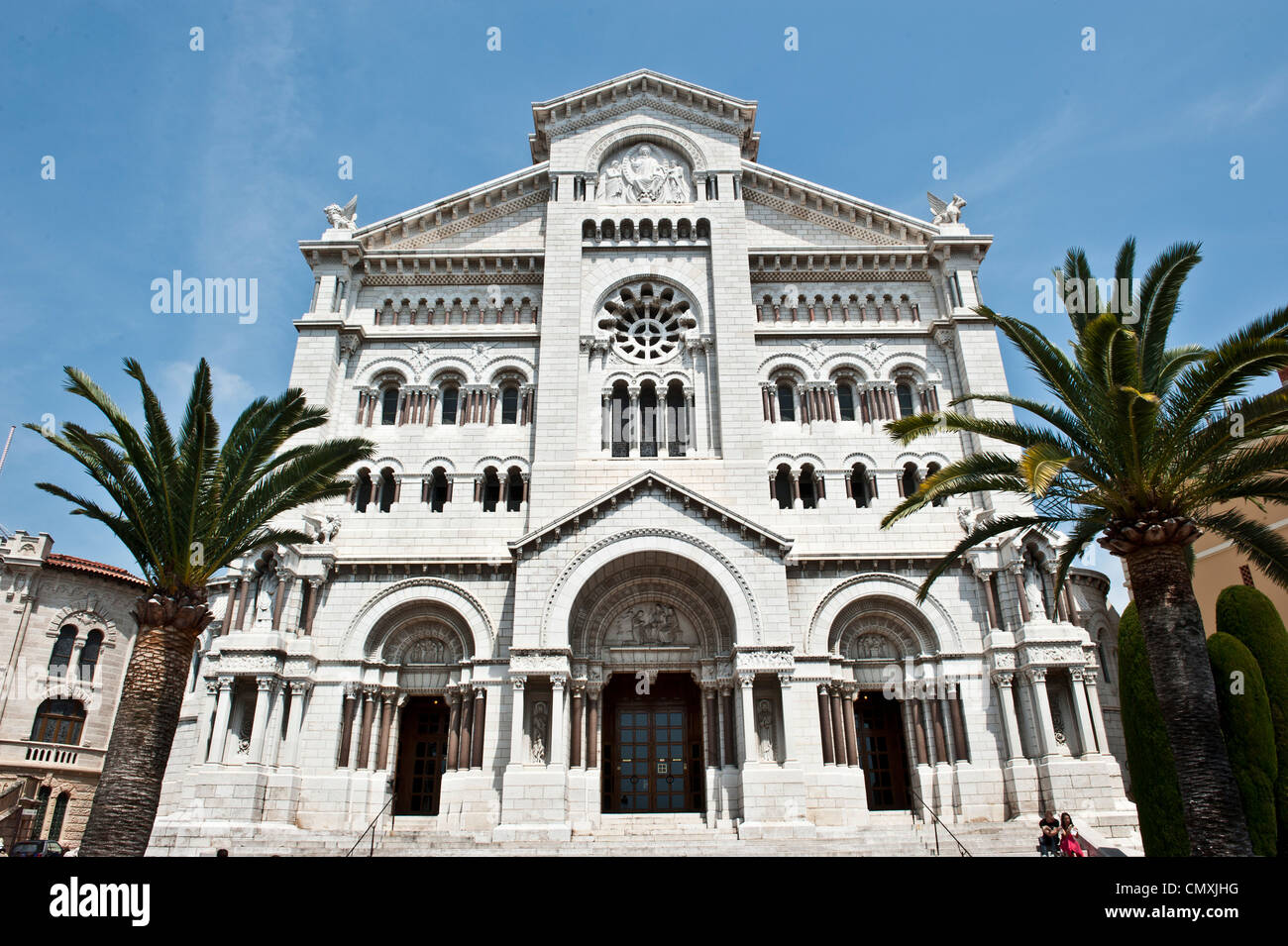 Saint Nicolas Cathédrale de Monaco assis entre deux palmiers. Banque D'Images