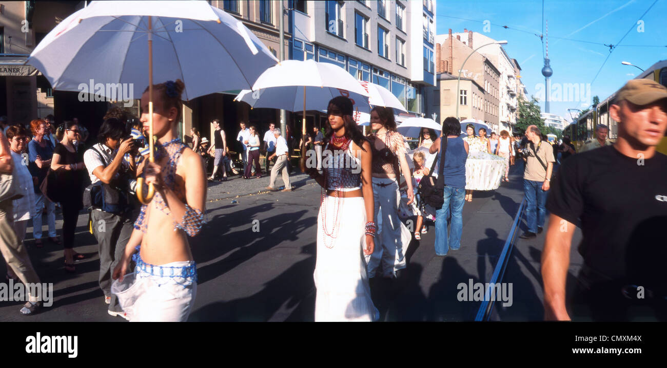 Berlin Oranienburger street fashion show molls avec parasols Banque D'Images