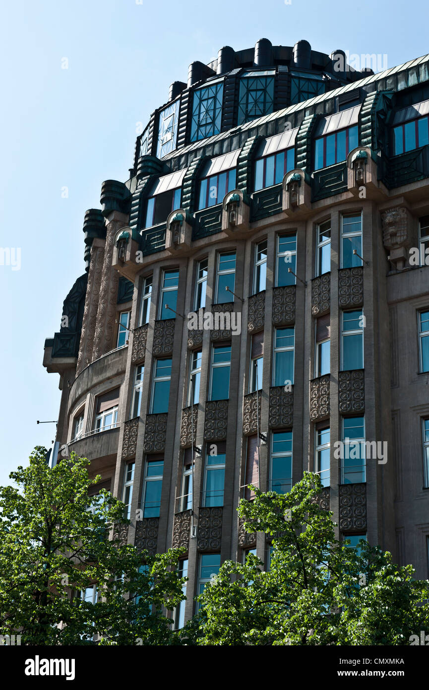 Une construction massive sur la place Venceslas à Prague, République tchèque. Banque D'Images