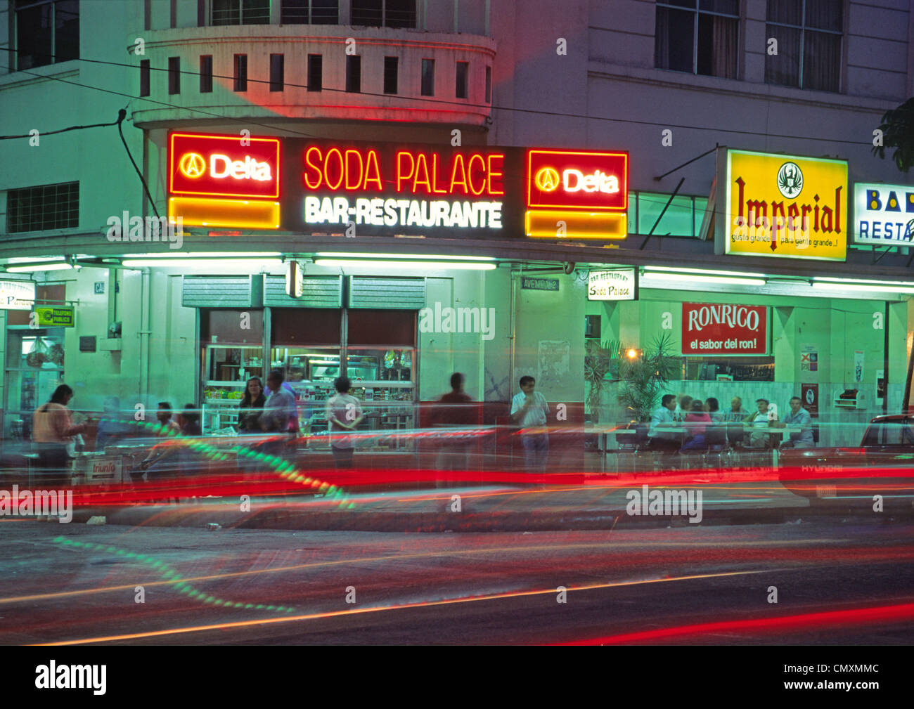 Club Soda, l'avenue centrale dans la soirée, San Jose, Costa Rica Banque D'Images