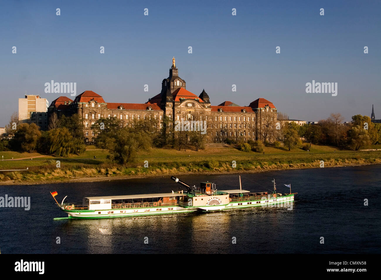 Dresde, Koenigsufer, Elbe, bateau de tourisme, ministère d'Etat Banque D'Images