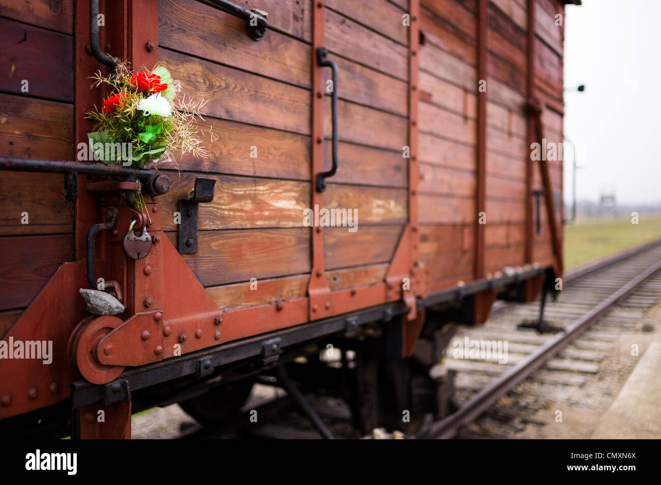 Fleurs commémoratif placé sur un chariot de transport de prisonniers à Auschwitz II Birkenau, en Pologne, Banque D'Images