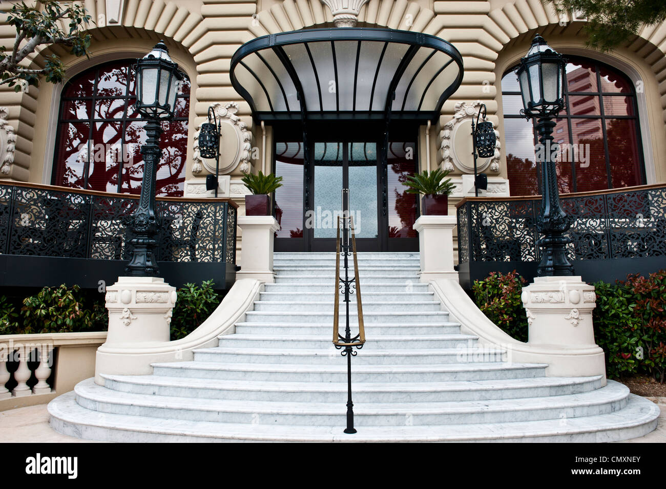 Un bâtiment luxueux à Monaco. Banque D'Images