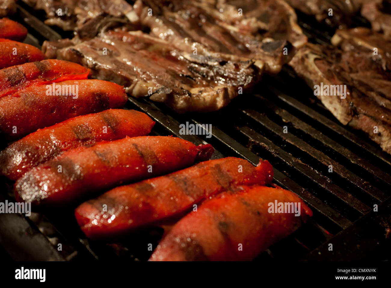 Les saucisses et la viande sur un barbecue. Banque D'Images