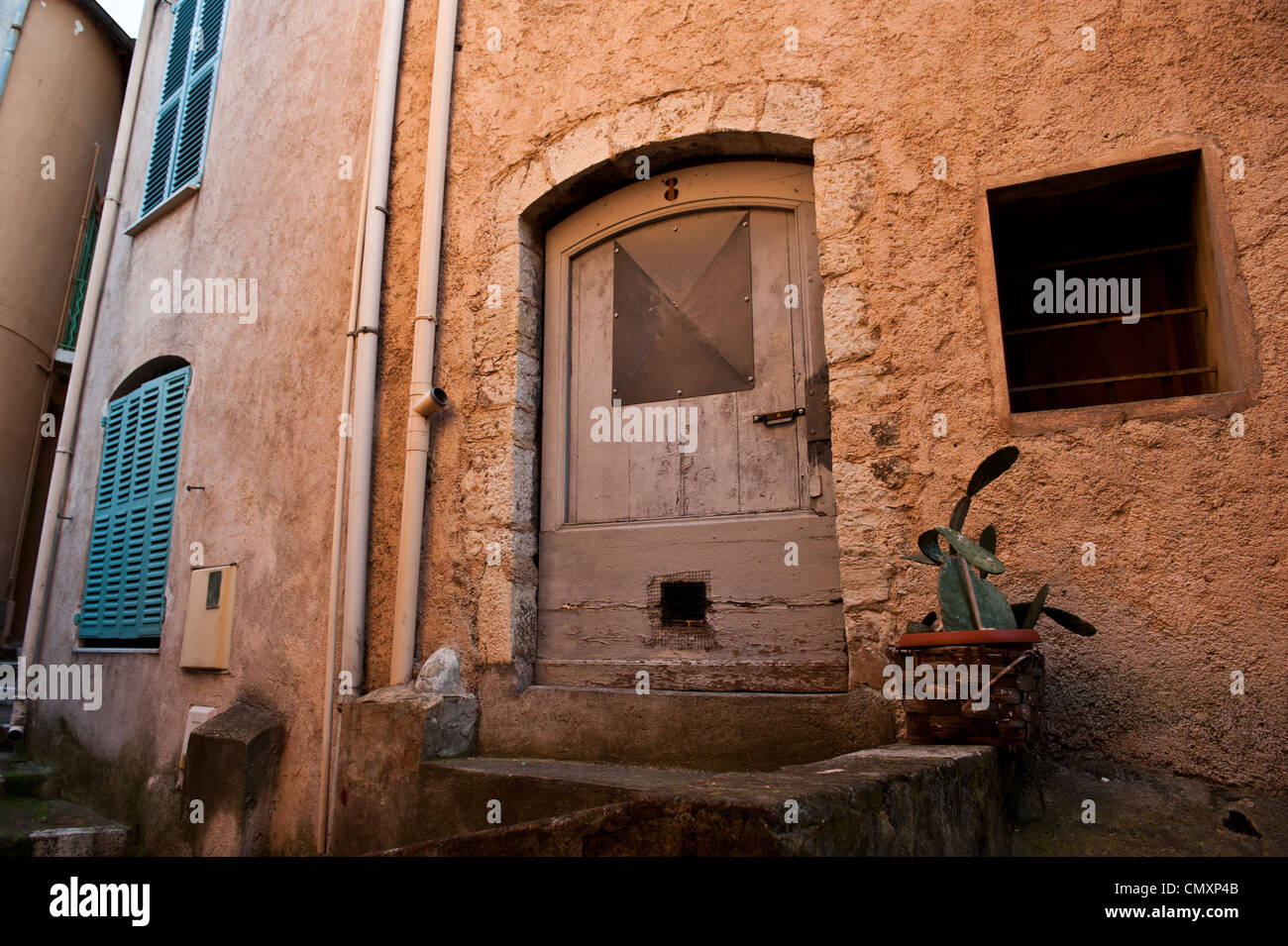 L'image d'une porte en bois court à un bâtiment français, prises pendant le coucher du soleil. Banque D'Images