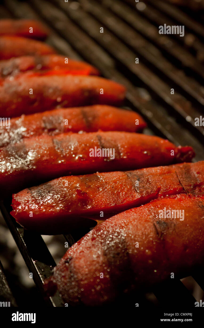 Les saucisses sur un barbecue. Banque D'Images