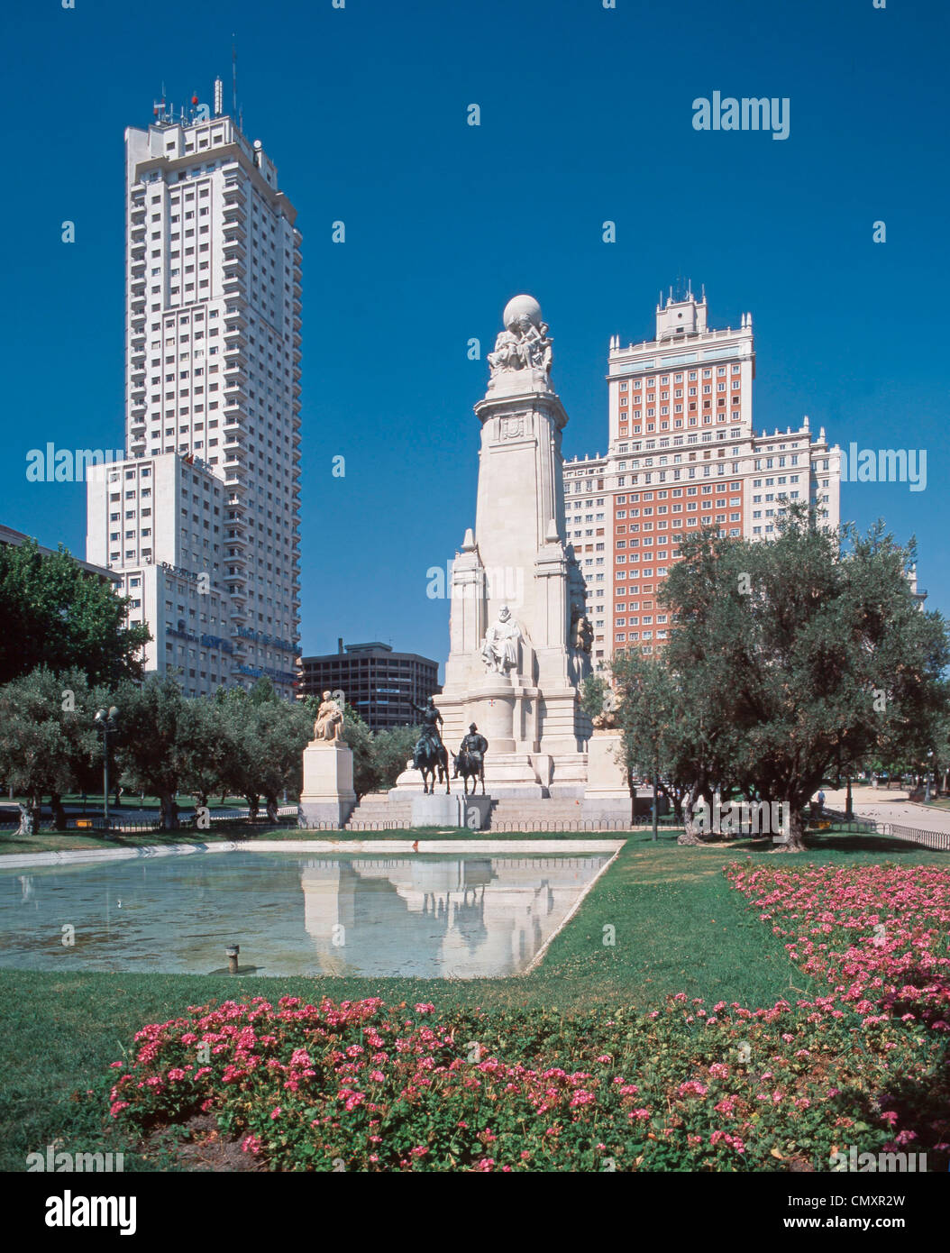Don Quichotte und Sancha Pansa en face du monument Cervantes, Plaza Espana, Madrid, l'Europe, Espagne Banque D'Images