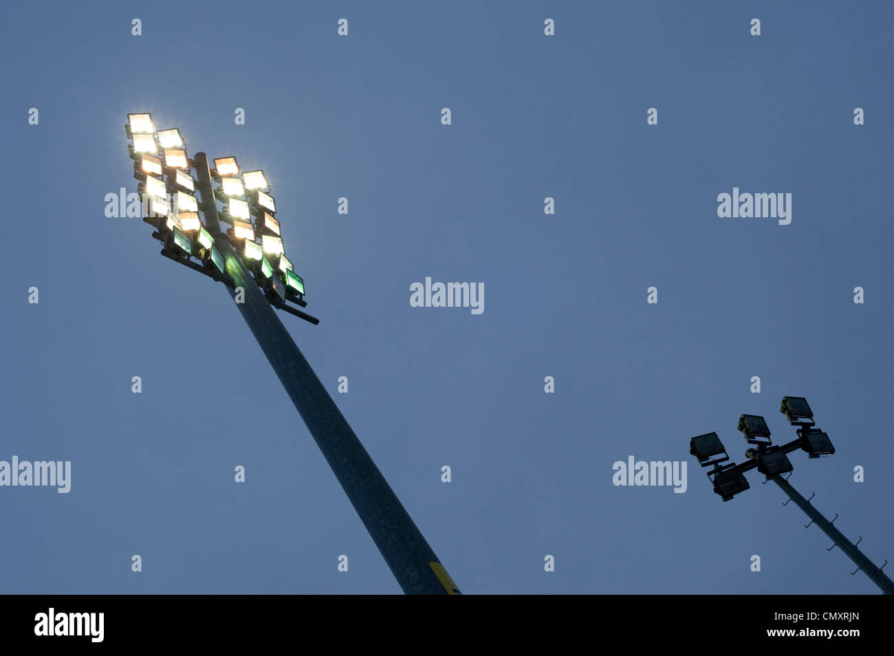 Les projecteurs lors d'un match de football la nuit en hiver Banque D'Images