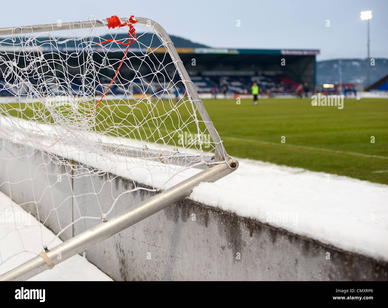 Pièces de poteaux de but se coucher contre un mur couvert de neige à l'Inverness Caledonian Thistle Tulloch stade pendant un match de football Banque D'Images