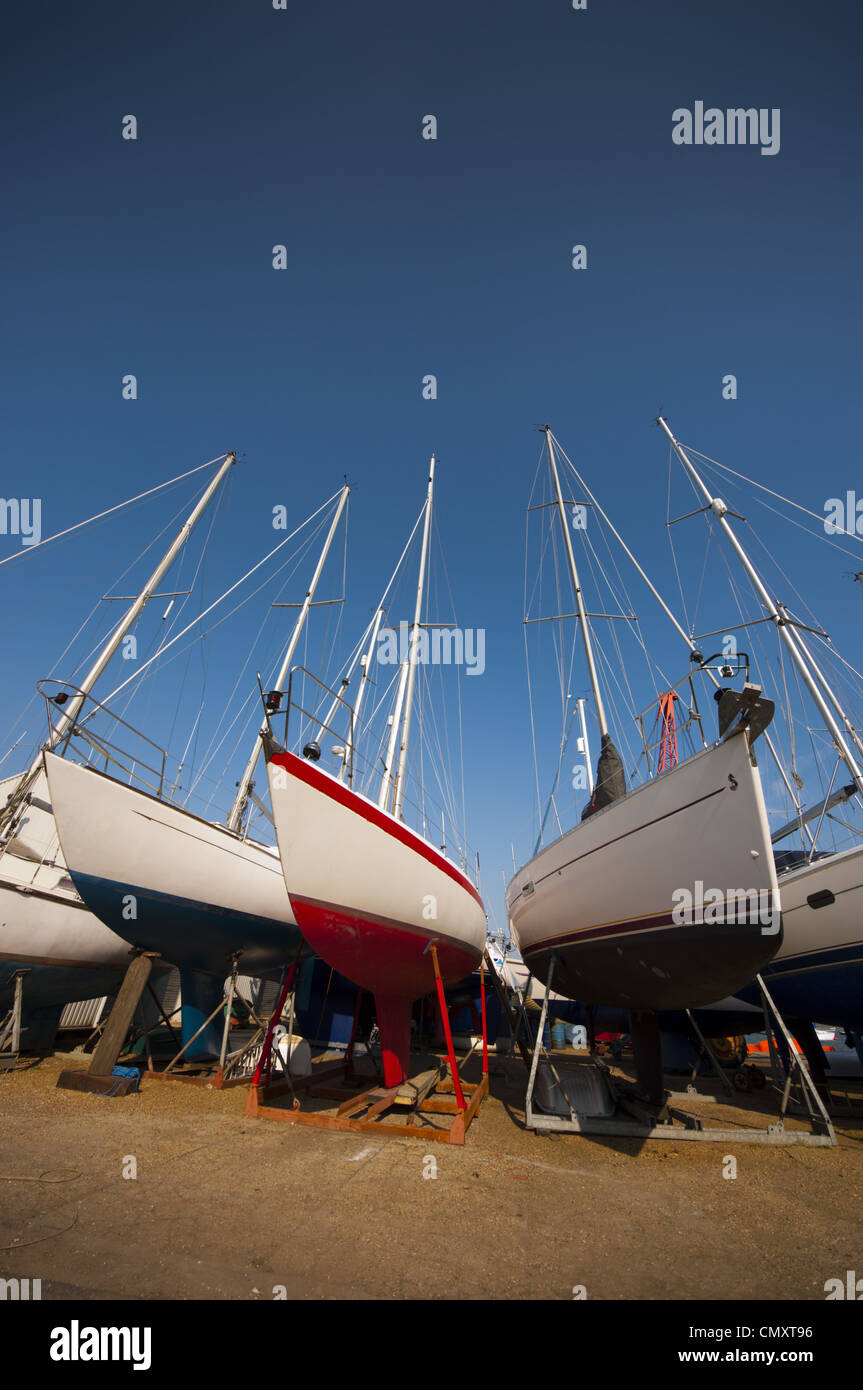 Yacht à disposition des berceaux en chantier naval pour l'hiver Banque D'Images