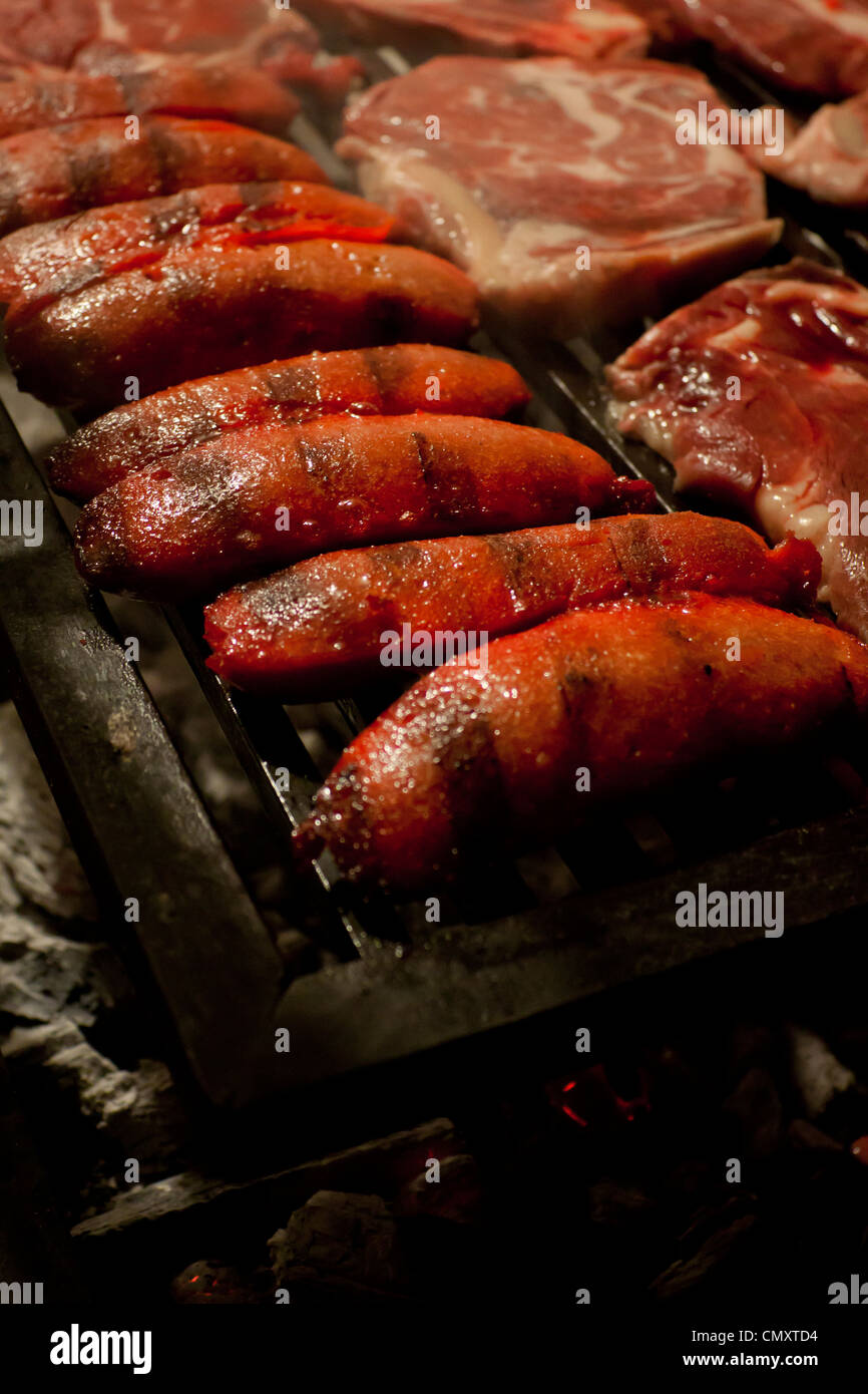 Les saucisses et la viande sur un barbecue. Banque D'Images