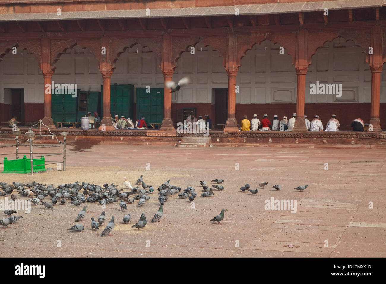 Agra, Inde. Les garçons l'étude du Coran dans la Madrasa de la Jama Masjid (mosquée du vendredi). Banque D'Images