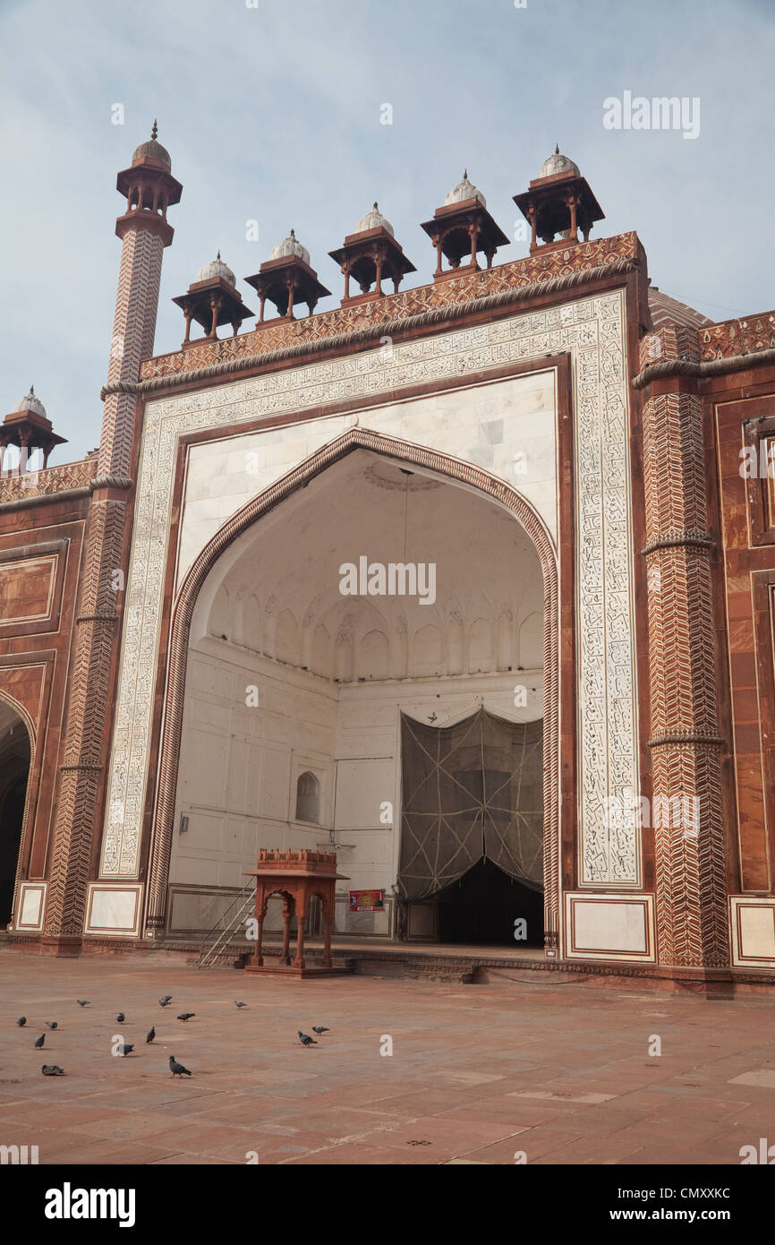Agra, Inde. Jama Masjid (mosquée du vendredi), construit en 1648. Chhatris (pavillons) bombé la ligne de toit. Banque D'Images