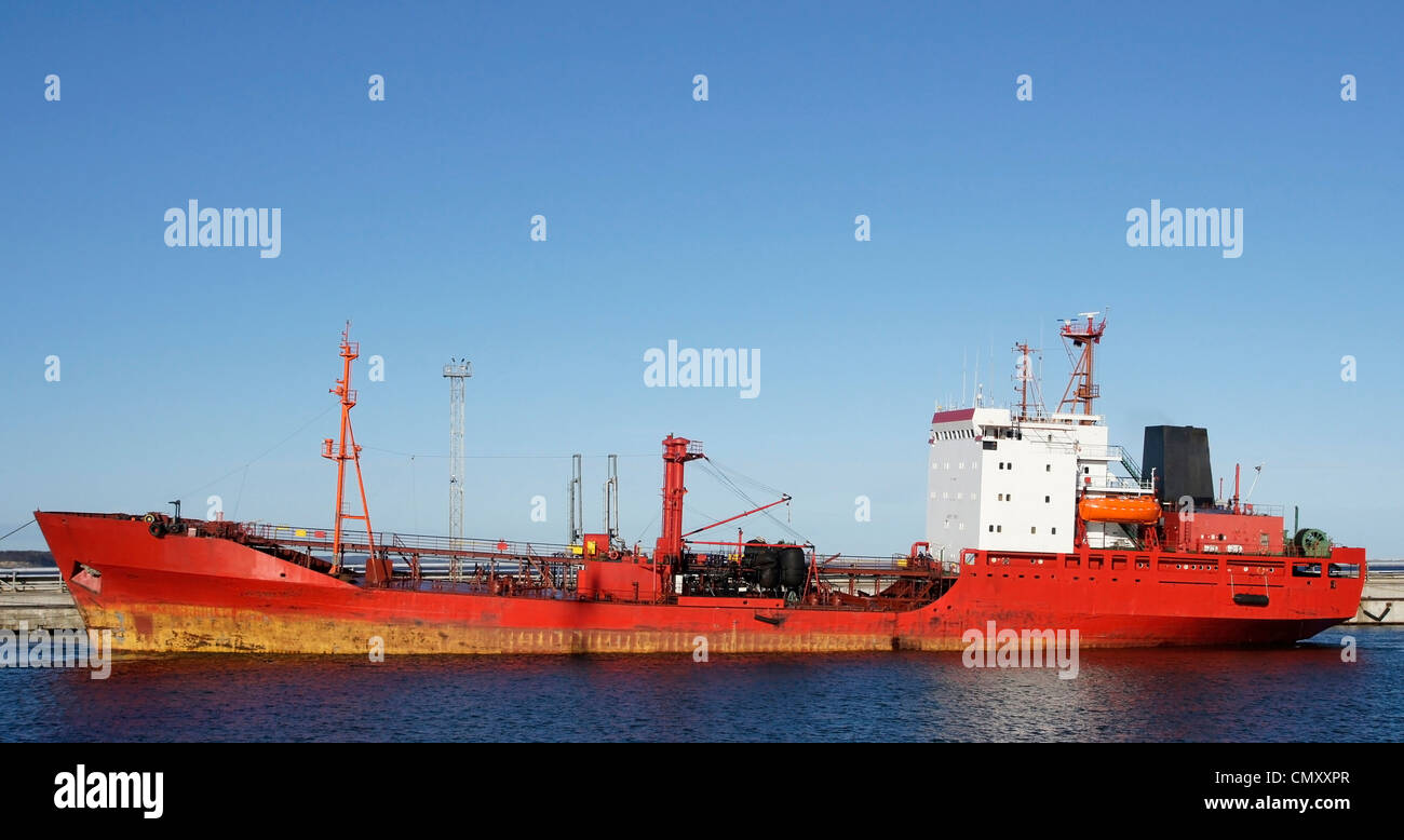 Le pétrolier est amarré dans le port et de carburant chargé Banque D'Images
