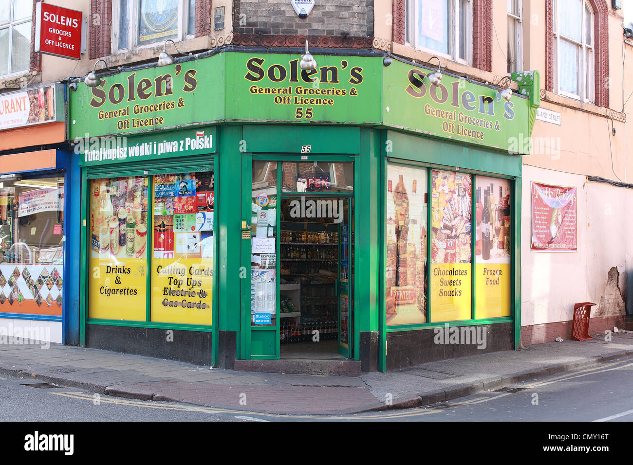 UK Corner Shop 'Off' de la licence 'Off' de la bière Banque D'Images