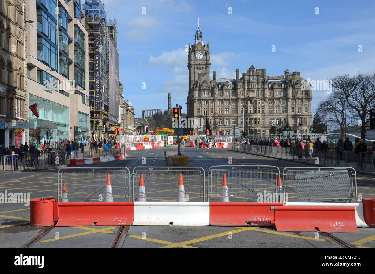 Obstacles diriger l'écoulement du trafic à l'extrémité est de Princes Street à Edimbourg pendant les travaux de construction de tramway. Banque D'Images