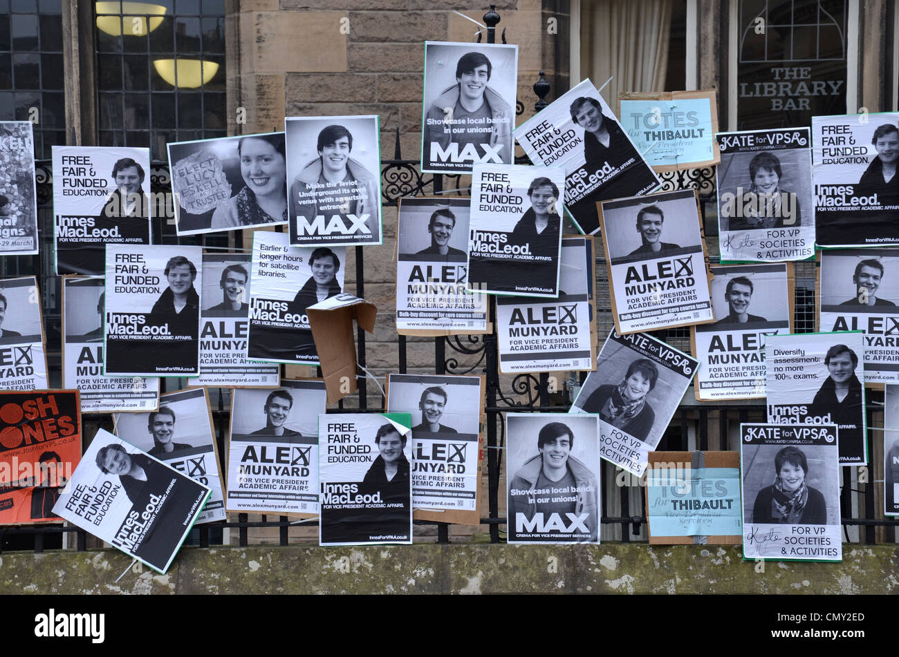Des affiches pour l'Association étudiante de l'Université d'Édimbourg (EUSA) élections le garde-fous aux étudiants de l'Union Building à Potterrow. Banque D'Images