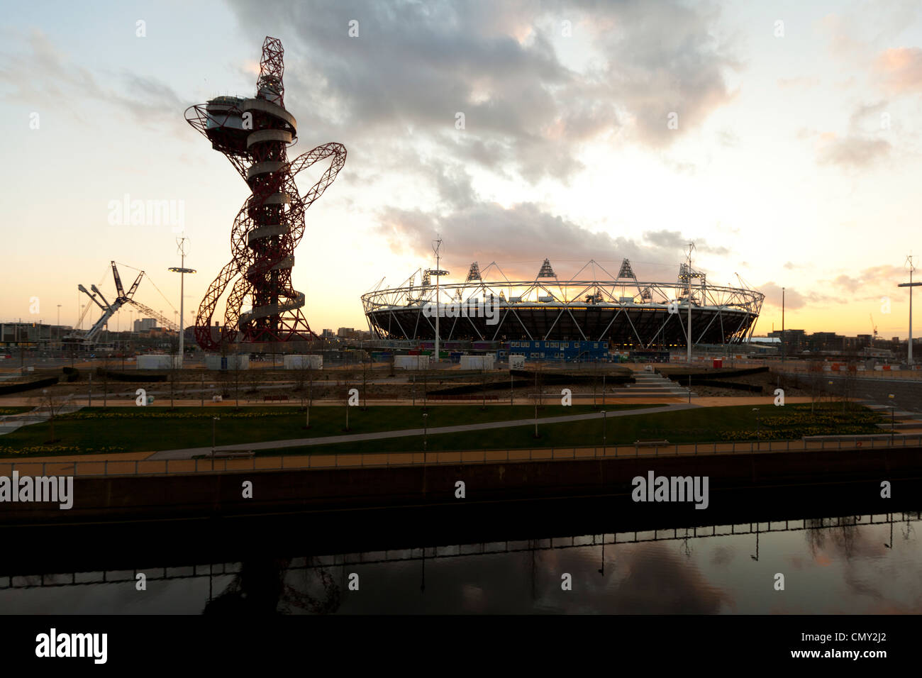 Coucher de soleil sur l'ArcelorMittal Orbit sculpture & le stade olympique, le Parc Olympique, Londres, Angleterre, Royaume-Uni. Banque D'Images