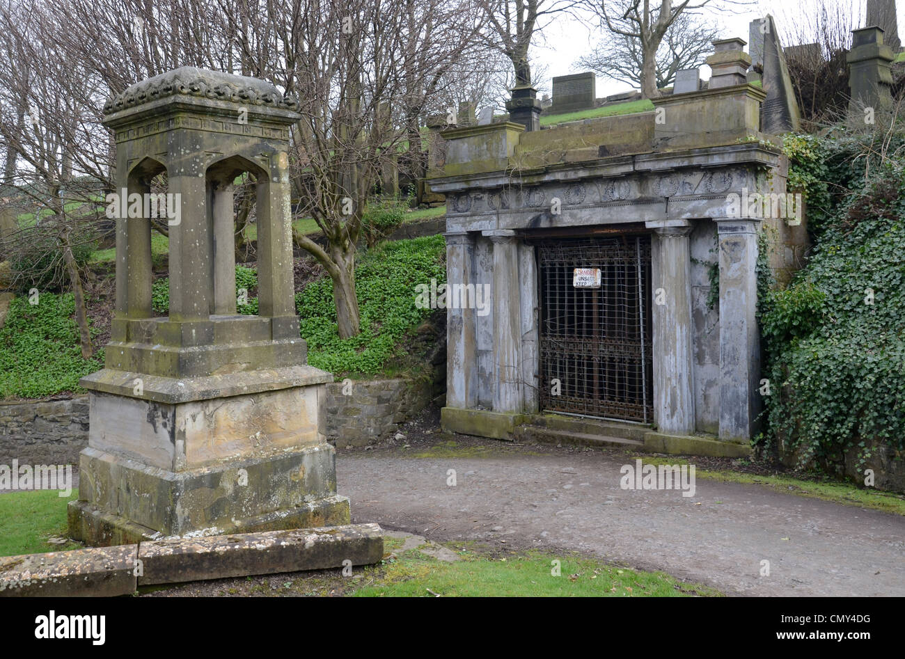 Mémoriaux et tombe par la voie dans la nécropole de Glasgow. Banque D'Images