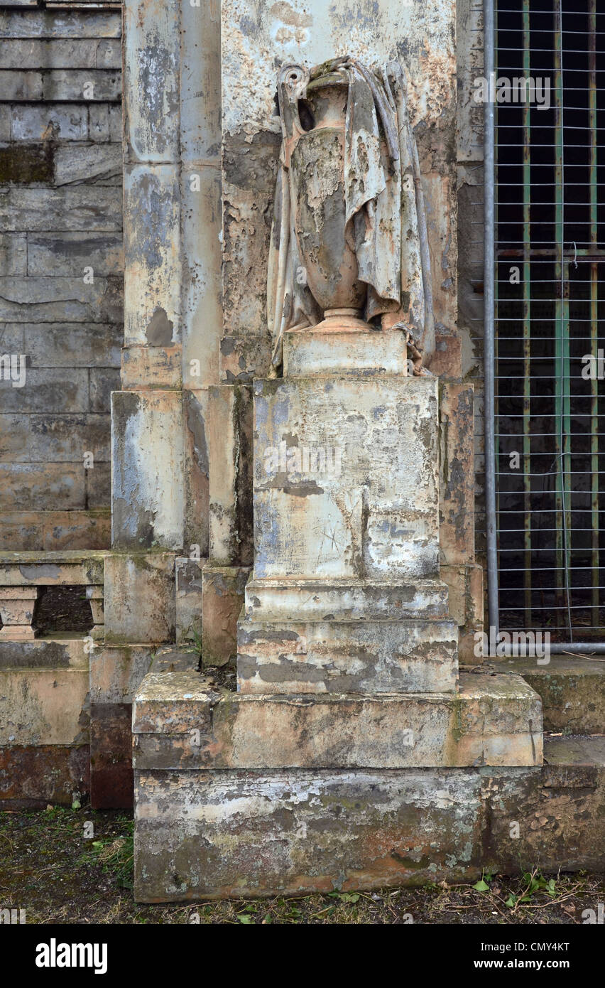 Détail d'un tombeau négligées à la Glasgow nécropole. Banque D'Images