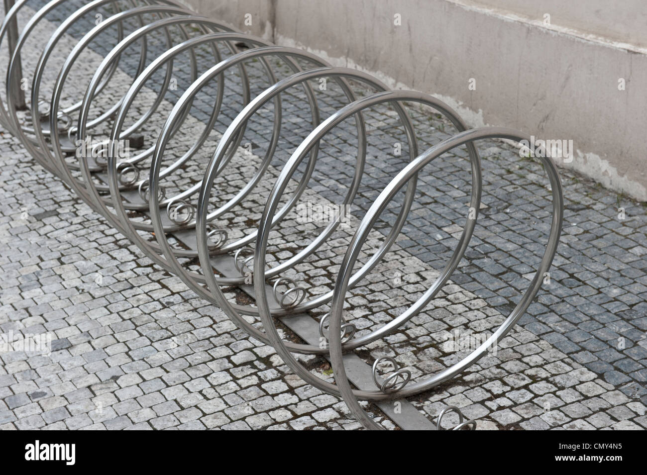 Un angle shot d'une spirale de forme circulaire, porte vélo vide. Banque D'Images
