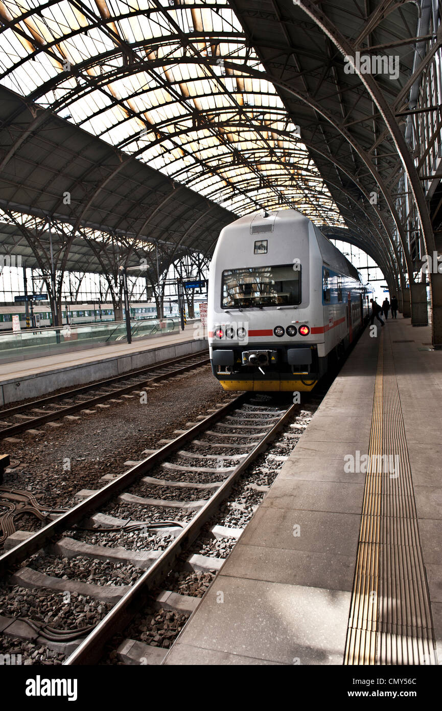 Un train de quitter la gare en Allemagne. Banque D'Images