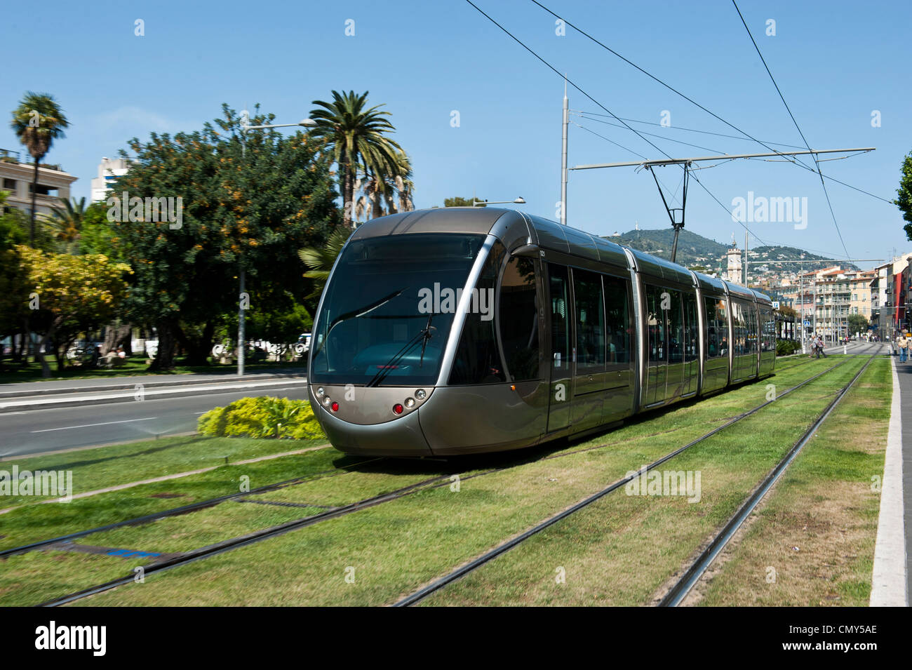 Un train se déplaçant le long de la rampe sur l'herbe à Nice, France. Banque D'Images