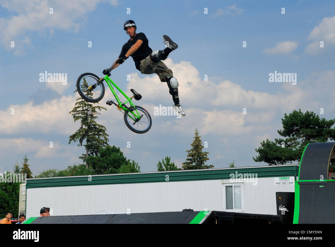 Extreme Stunt rider de haut vol dans l'air à la superex d'Ottawa Banque D'Images