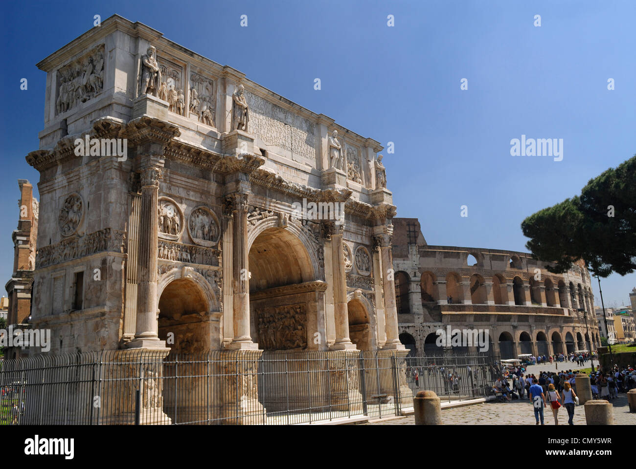 Arc de Constantin à côté du Colisée à Rome, Italie Banque D'Images