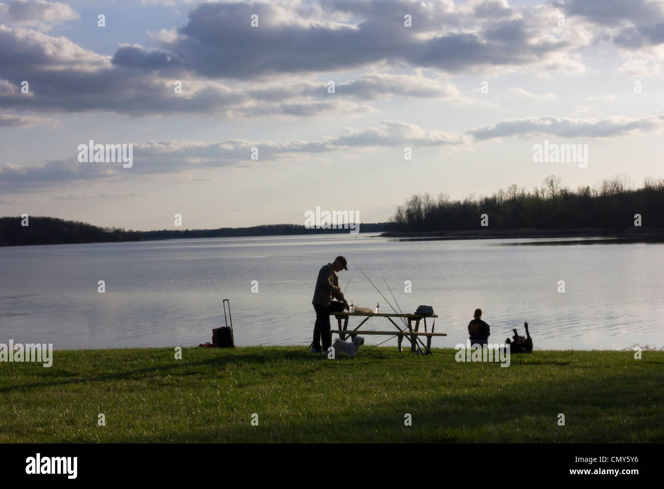 La pêche en famille sur le magnifique lac. Banque D'Images