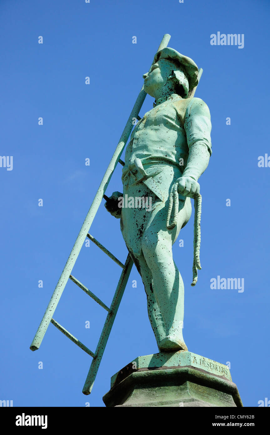 Bruxelles, Belgique. Place du Petit Sablon. L'un de 48 statues représentant les professions anciennes. Travailleur / ardoisier ardoisière Banque D'Images