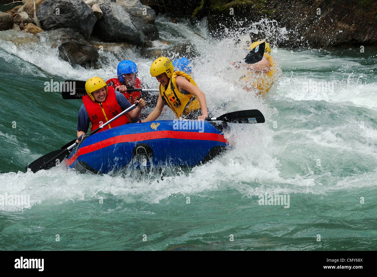 Douche froide le rafting sur la rivière Kananaskis Alberta Canada Canoe Meadows Banque D'Images
