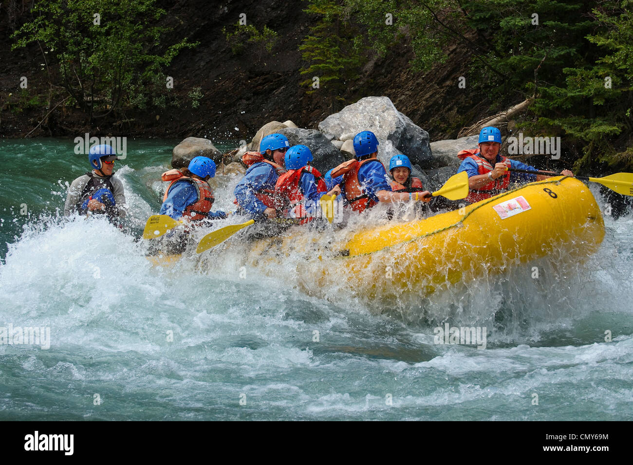 Se mettre à l'eau tandis que le rafting sur la rivière Kananaskis, Alberta Canada Canoe Meadows Banque D'Images
