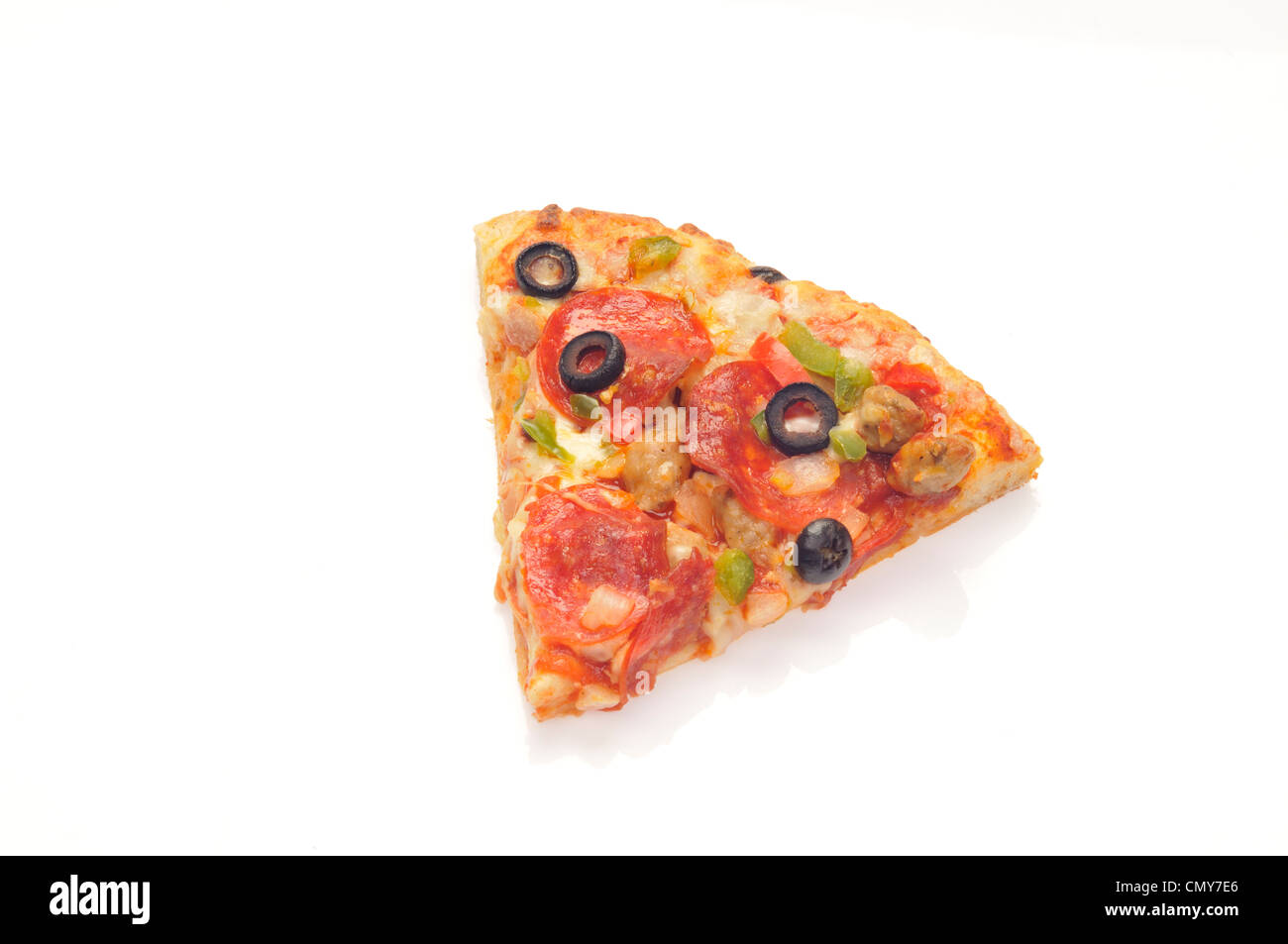 Tranche de pizza au fromage, pepperoni, saucisses, poivrons rouges et verts, oignons et olives noires Banque D'Images