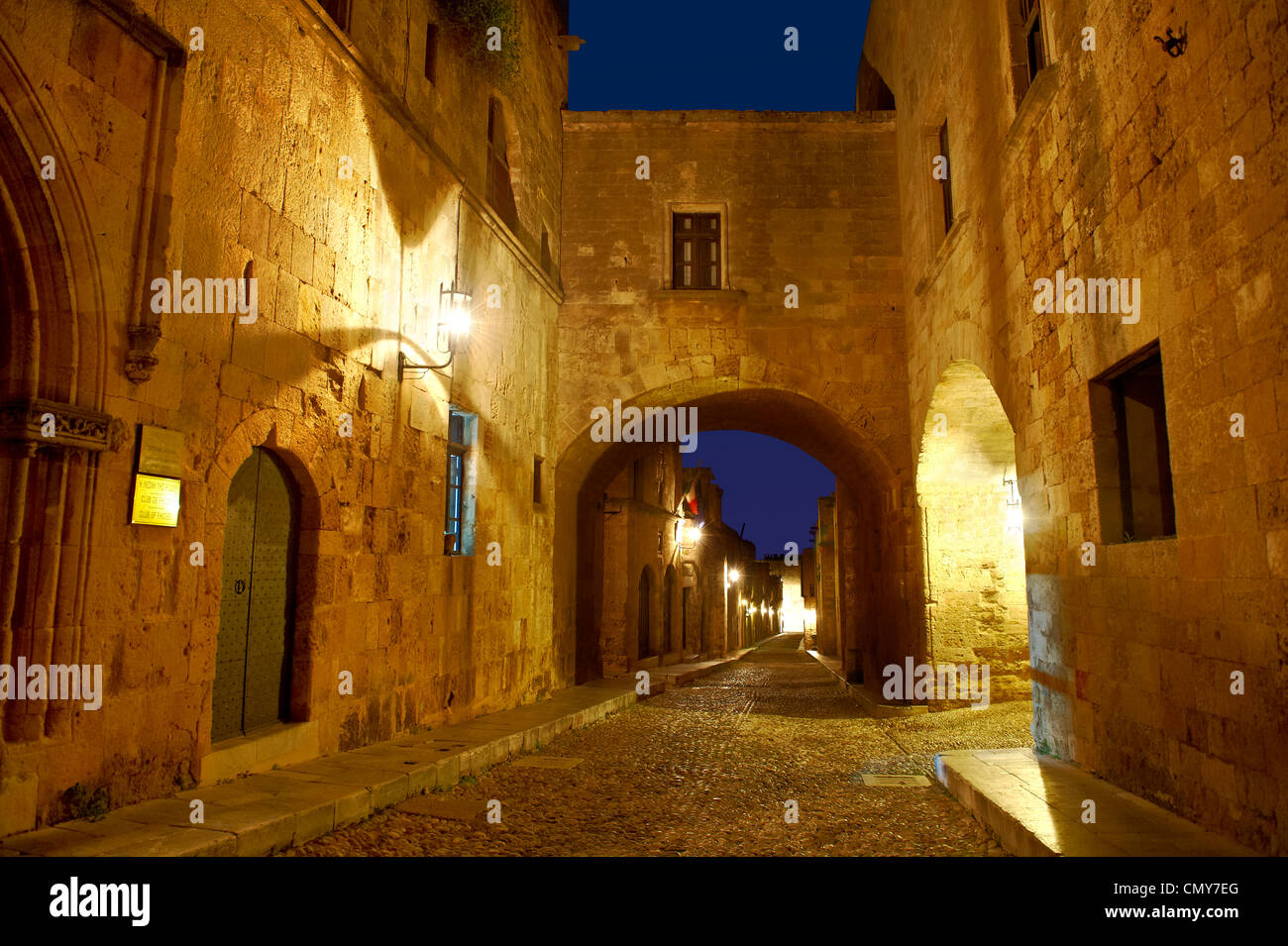 Les bâtiments médiévaux de l'Avenue des Chevaliers de St Jean , la vieille ville de Rhodes dans la nuit Banque D'Images