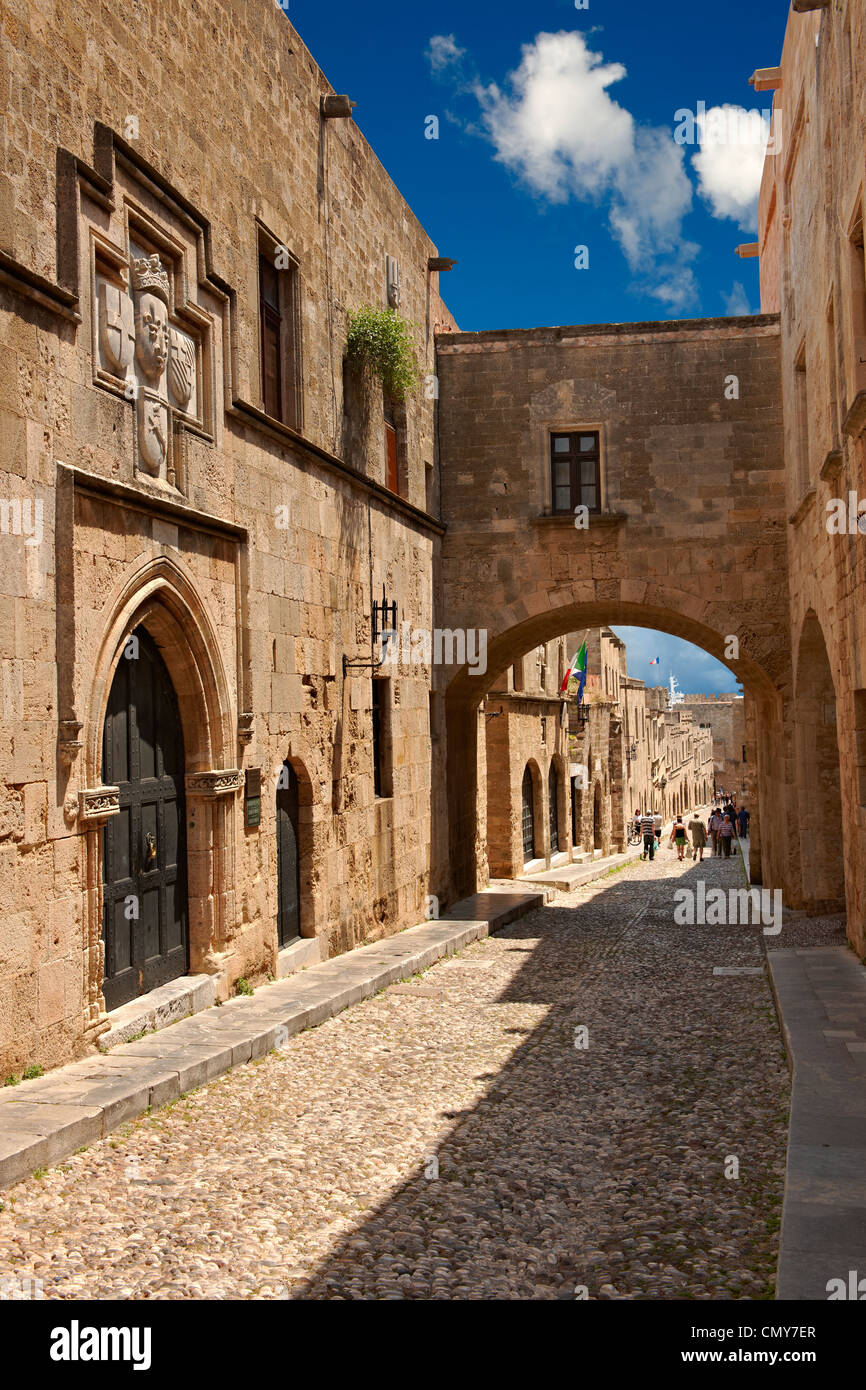 Les bâtiments médiévaux de l'Avenue des Chevaliers de St Jean , la vieille ville de Rhodes Banque D'Images