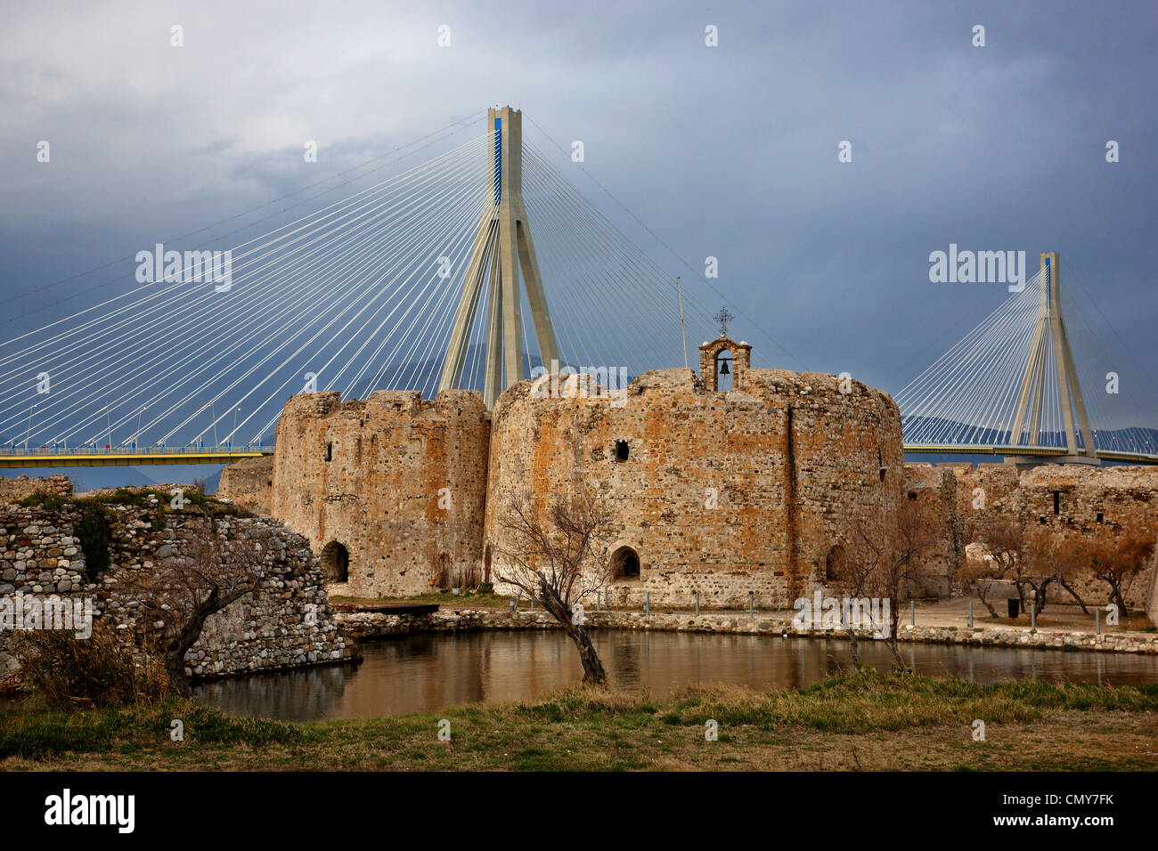 Le Rion Antirion- cable bridge et le château de Rio (aussi connu sous le nom de "Castello di Moreas'), dans l'Achaïe, Péloponnèse, Grèce. Banque D'Images