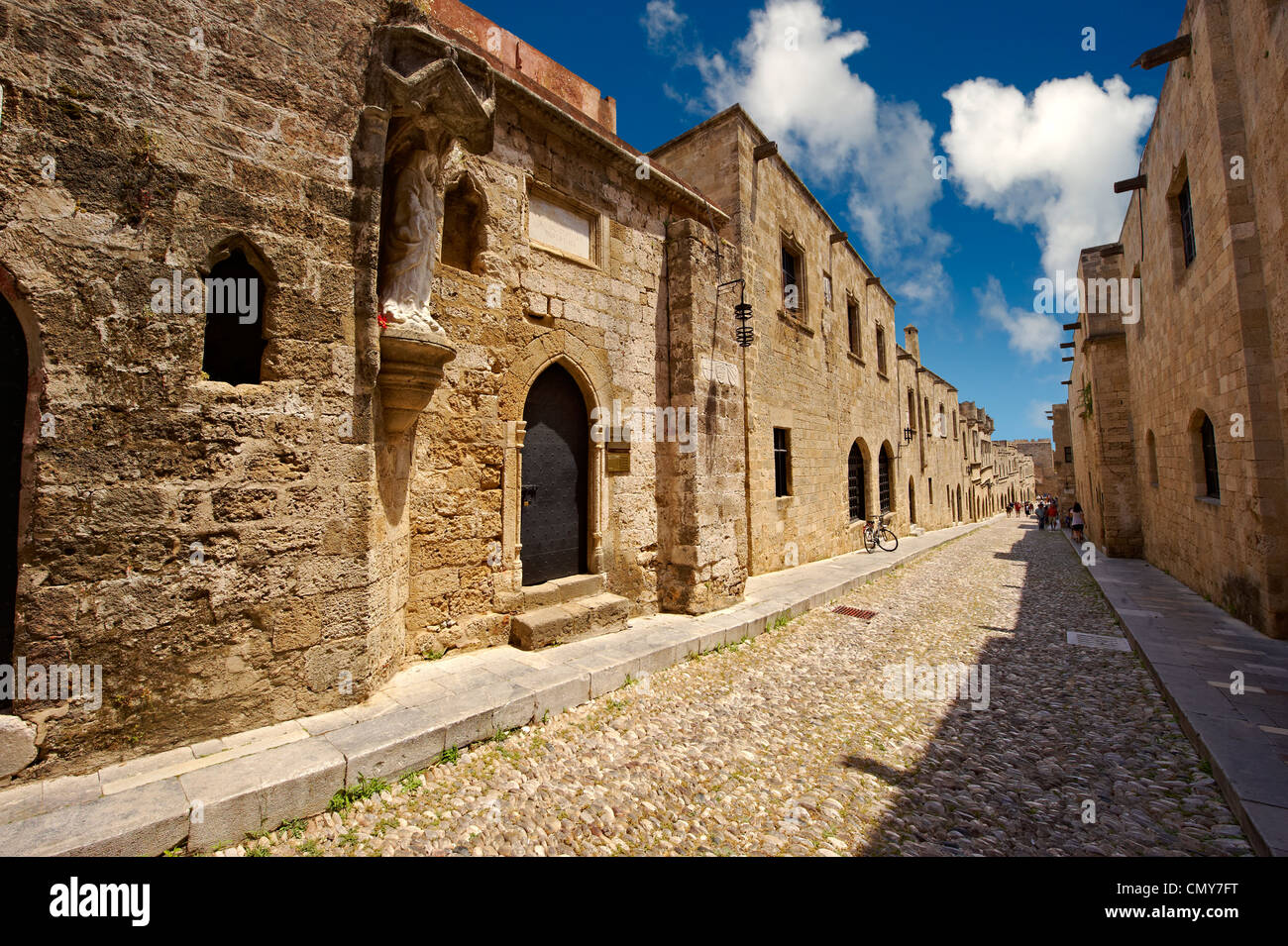 Les bâtiments médiévaux de l'Avenue des Chevaliers de St Jean , la vieille ville de Rhodes Banque D'Images